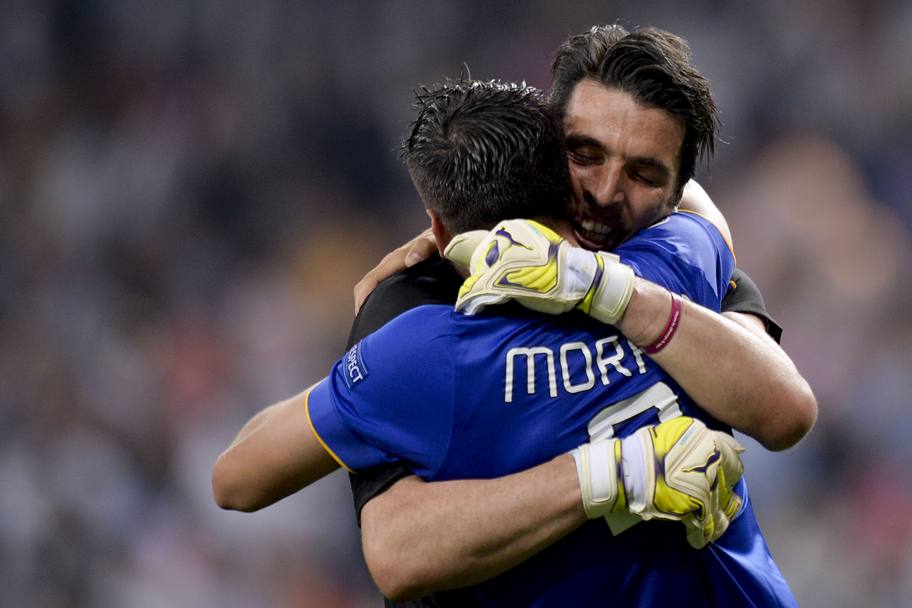Real Madrid - Juventus 1-1. Buffon abbraccia il compagno, 13-05-2015 (Lapresse)